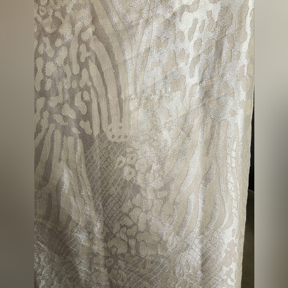 CHICO'S Gray Silver Tone On Tone Fringed Wrap Scarf 28 X 74 Inches - Picture 3 of 7